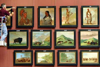 Montaje de la exposición  George Catlin y su Indian Gallery  cuando se exhibió en Washington en 2002.
