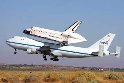 Un  jumbo  despega ayer de la base Edwards (California) con el  Discovery. 