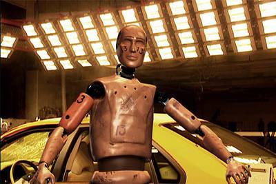 Los 'dummies' (en la imagen) son los robots que se utilizan en las pruebas de choque. Sus sensores analizan las fuerzas que soporta cada parte del cuerpo durante el impacto.