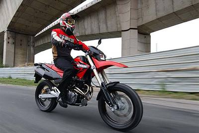 Las motos de  supermotard  admiten el uso diario y las salidas al campo.