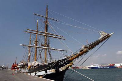 El buque escuela italiano 'Palinuro' recala en Alicante