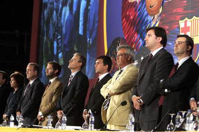 Joan Laporta (cuarto por la derecha), en un momento de la asamblea.