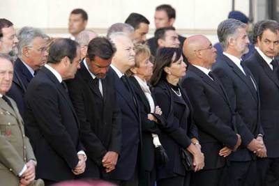 De izquierda a derecha, el jefe del Estado Mayor de la Defensa, Félix Sanz; José Bono, Juan Fernando López Aguilar, Miguel Ángel Moratinos, María Teresa Fernández de la Vega, María Emilia Casas, Javier Rojo, Manuel Marín y Rodríguez Zapatero. Y detrás, Mariano Rajoy y Felipe González.