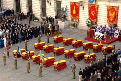 Un momento del funeral por los militares fallecidos en Afganistán celebrado ayer en Madrid.