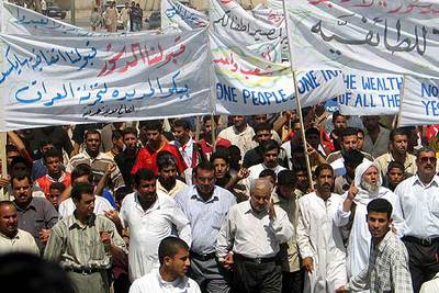 Musulmanes suníes se manifiestan contra el federalismo en la ciudad de Ramadi, a 80 kilómetros al oeste de Bagdad.