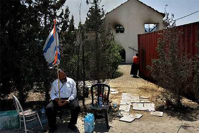 Un colono israelí, delante de su casa en la Franja de Gaza.