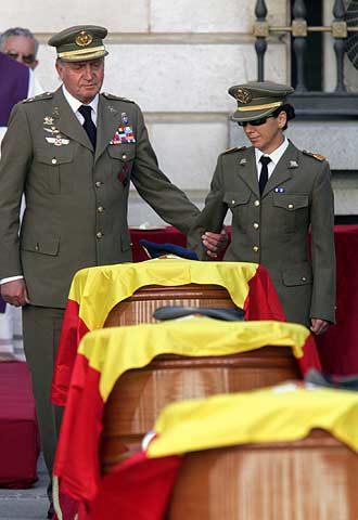 El Rey y la sargento Susana Pérez, ante el féretro de su marido, el sargento Alfredo Francisco Joga.