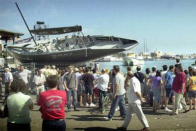 Concentración de visitantes en el puerto de Valencia durante los entrenamientos de las prerregatas Louis Vuitton.
