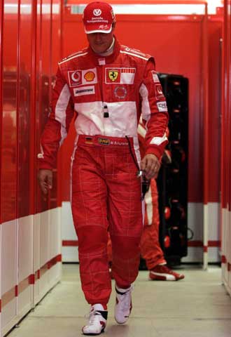 Michael Schumacher, en el  box  de su equipo después de su retirada en Estambul.