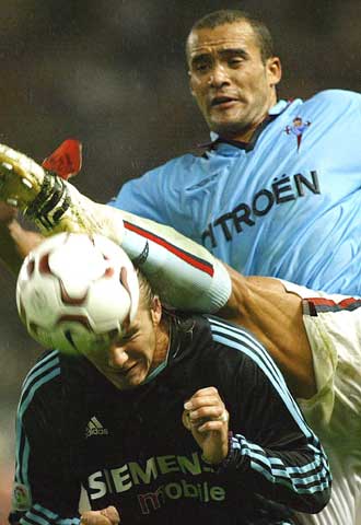 Juanfran disputa el balón a Beckham en el Celta-Real Madrid de la temporada 2003-2004.
