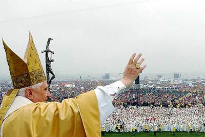 El Papa saluda a la multitud congregada en Marienfeld durante las jornadas de la juventud, en una imagen difundida por  L'Osservatore Romano,  el órgano oficial del Vaticano.