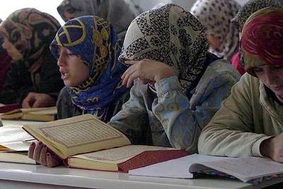 Un estudio de Unicef de 2003 afirma que sólo un 57% de las jóvenes asiste a clases de educación secundaria, frente rnrna un 74% de los jóvenes.