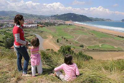 Vista de la playa de Zarautz, con el campo de golf en primer término y la localidad al fondo.