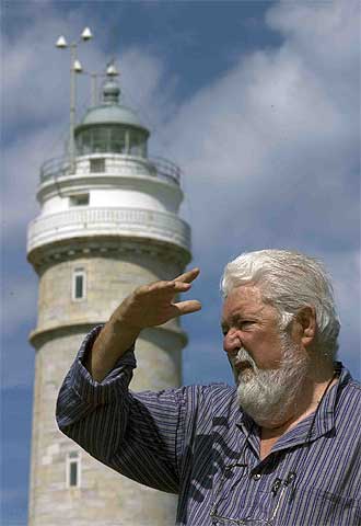 Eduardo Sanz, ante el faro de Cabo Mayor, de Santander.
