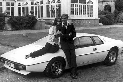 Roger Moore y Barbara Bach, intérpretes principales de la película de James Bond  La espía que me amó , apoyados en el Lotus Esprit.