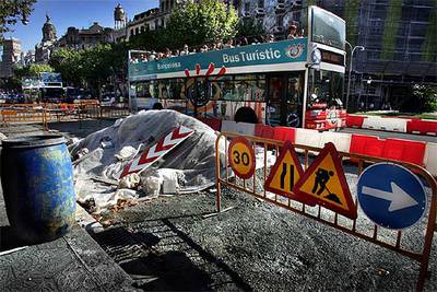 Gran operación de asfaltado en el paseo de Gràcia