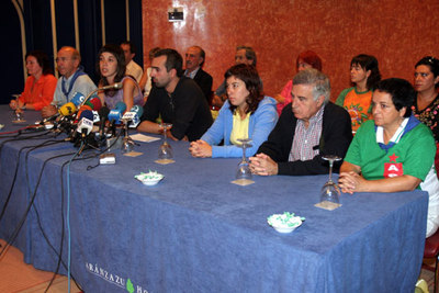 Los miembros de la izquierda  abertzale,  durante el llamamiento que hicieron a participar en la marcha.
