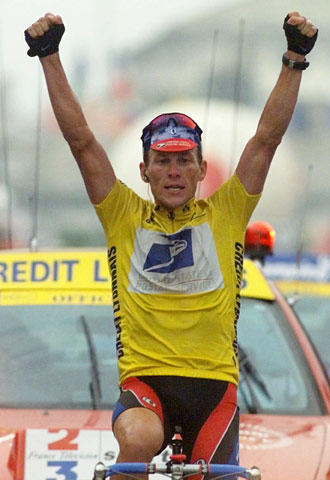  LANCE ARMSTRONG  alza los brazos como ganador de una etapa en el Tour de 1999.