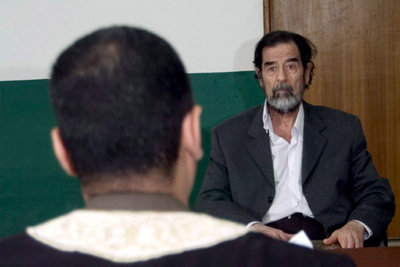 SADAM HUSEIN DESPIDE A SUS ABOGADOS.