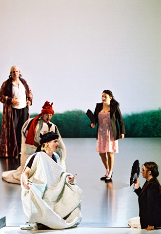Thomas Allen, C. Strehl, Russell Braun, Tamar Iveri y Maite Beaumont (de izquierda a derecha), en  Così fan tutte. 
