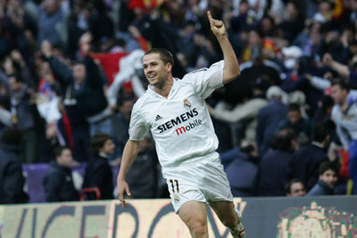 Owen celebra un tanto suyo ante el Barcelona en el estadio Bernabéu.