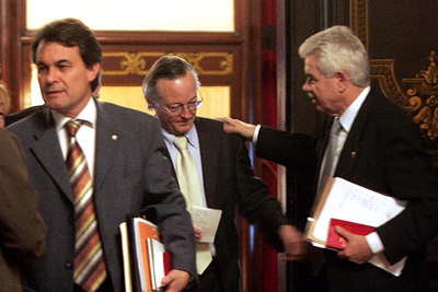 Maragall saluda a Piqué tras una cumbre sobre la reforma del Estatuto. A la izquierda, Mas.