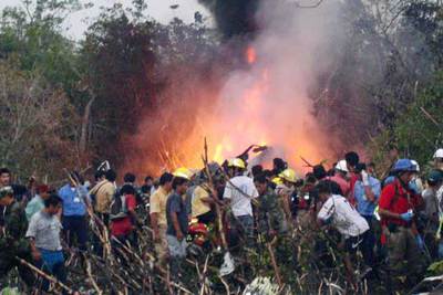 Miembros de los equipos de rescate y voluntarios trabajan en la zona del siniestro del avión de Tans Perú.
