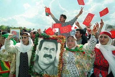 Manifestación en Bonn (Alemania), en abril  de 1999, en solidaridad con el encarcelado líder nacionalista kurdo Abdalá Ocalan.