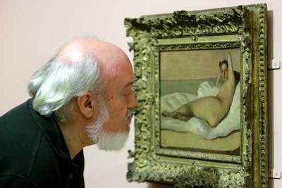 José Luis Cuerda observa  La odalisca romana  1843) en la exposición  Corot. Naturaleza. Emoción. Recuerdo  en el Museo Thyssen-Bornemisza de Madrid.