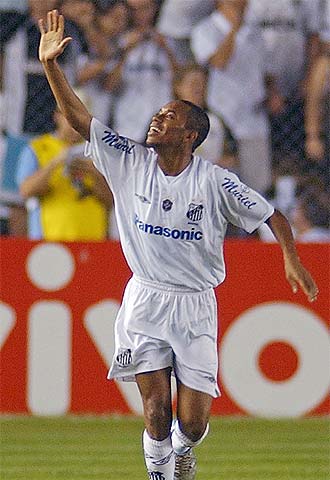 Robinho dice adiós al público tras su último partido con el Santos.