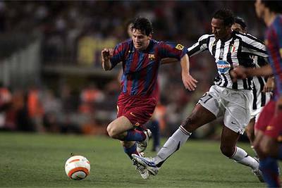 Messi se escapa con decisión de Zebina.