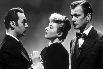 De izquierda a derecha, Charles Boyer, Ingrid Bergman y Joseph Cotten, en una escena de  Luz que agoniza. 