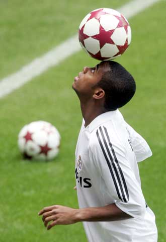 Robinho, haciendo malabarismos durante su presentación como jugador del Madrid.