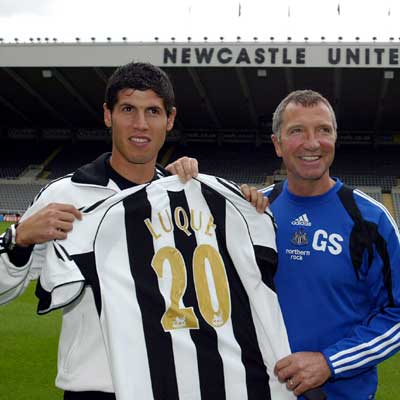 Luque ya viste la camiseta del Newcastle