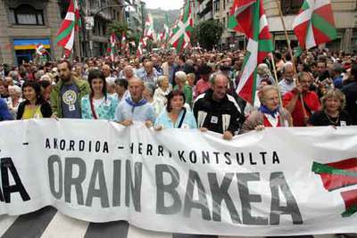 Cabeza de la manifestación de Bilbao. Los dirigentes de Batasuna Pernando Barrena y Joseba Permach caminan unos metros más atrás.