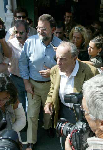 Rajoy y Fraga abandonan un restaurante en Pontedeume (A Coruña).