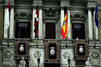 Las cuatro banderas ondean en Bilbao