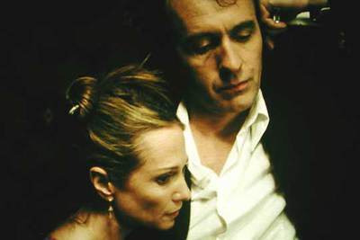 Holly Hunter con Stephen Dillane, en un fotograma de  Nine lives. 