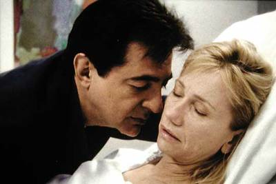 Kathy Baker con Joe Mantegna, en un fotograma de  Nine lives. 