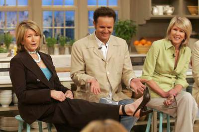 Martha Stewart muestra la tobillera electrónica que permite que esté permanentemente localizada por la justicia.