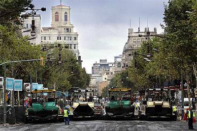El paseo de Gràcia se somete a la operación de asfaltado más importante de los últimos 30 años