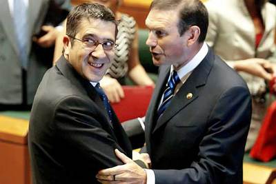 Juan José Ibarretxe recibe la felicitación del socialista Patxi López tras ser investido  lehendakari,  en junio.