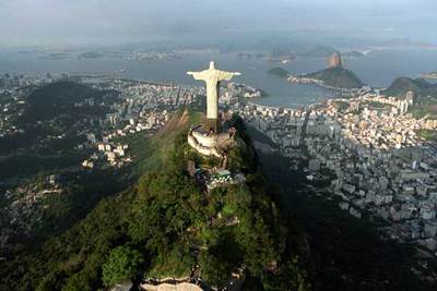 Desde el Corcovado, el peñón desde el que una figura de Jesús  art-déco  vigila a la ciudad, se ve cómo los dedos de Río trepan por las montañas ya convertidos en forma de  favela. 
