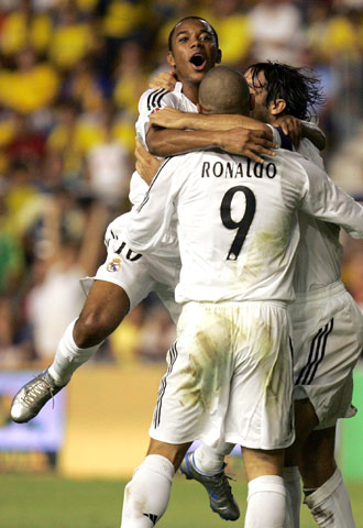 Robinho, Ronaldo y Raúl se abrazan tras el gol del capitán que dio la victoria al Madrid.