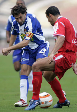 Tamudo intenta superar a Matellán.