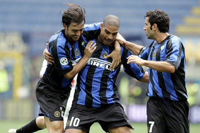 Adriano es abrazado por Recoba y Figo tras uno de sus tres goles.