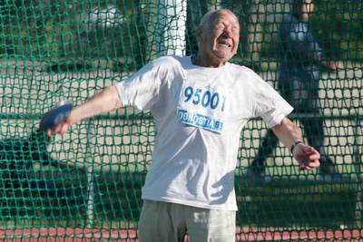 Alfred Proksch, de 97 años y pertiguista en los Juegos de Berlín 36, en el lanzamiento de disco.