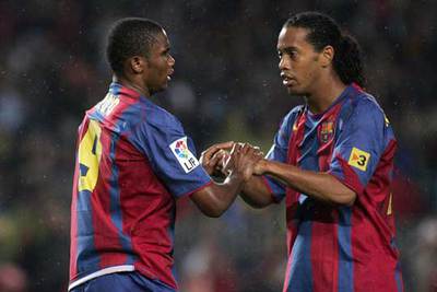 Eto'o y Ronaldinho se saludan antes de un partido.