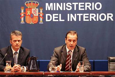 El ministro José Antonio Alonso, a la derecha, y el secretario de Estado de Seguridad, Antonio Camacho.