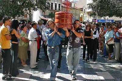 Allegados de Celia Victoria F. S. llevan el ataúd a la parroquia Santa María de La Bañeza (León).